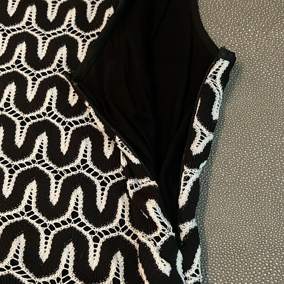 Banana Republic white and black embroidered dress. 4P - Picture 5 of 7